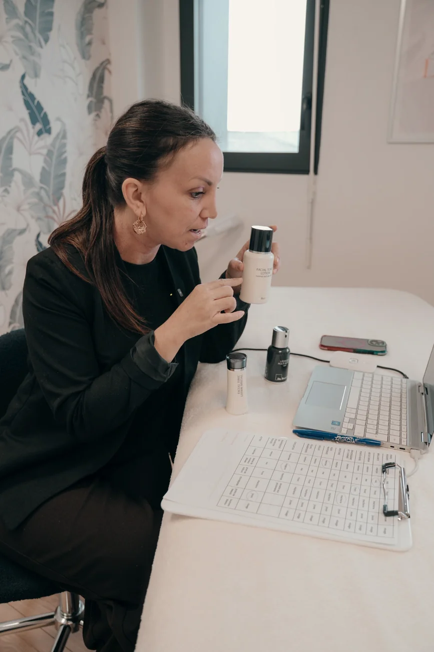 Marianne présente un produit pendant une consultation de peau en visio