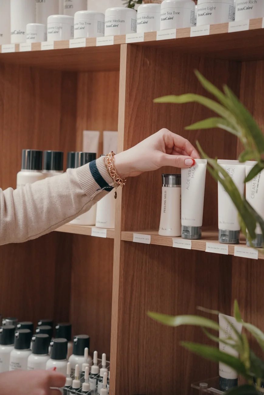 Marianne choisit un produit de soin à l’Institut Mise en Beauté