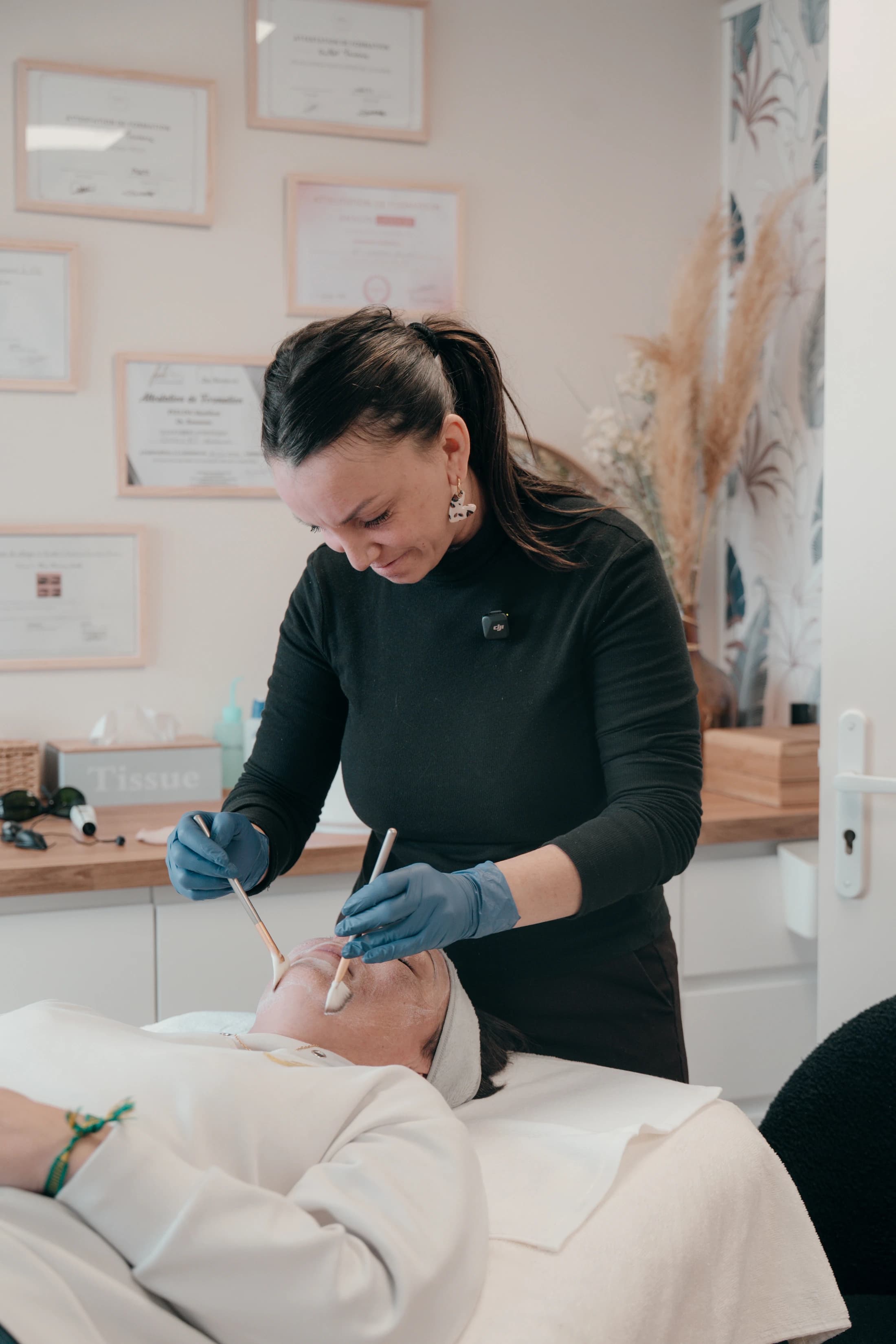 Marianne réalise un soin du visage aux pinceaux à l’Institut Mise en Beauté à Mérignac